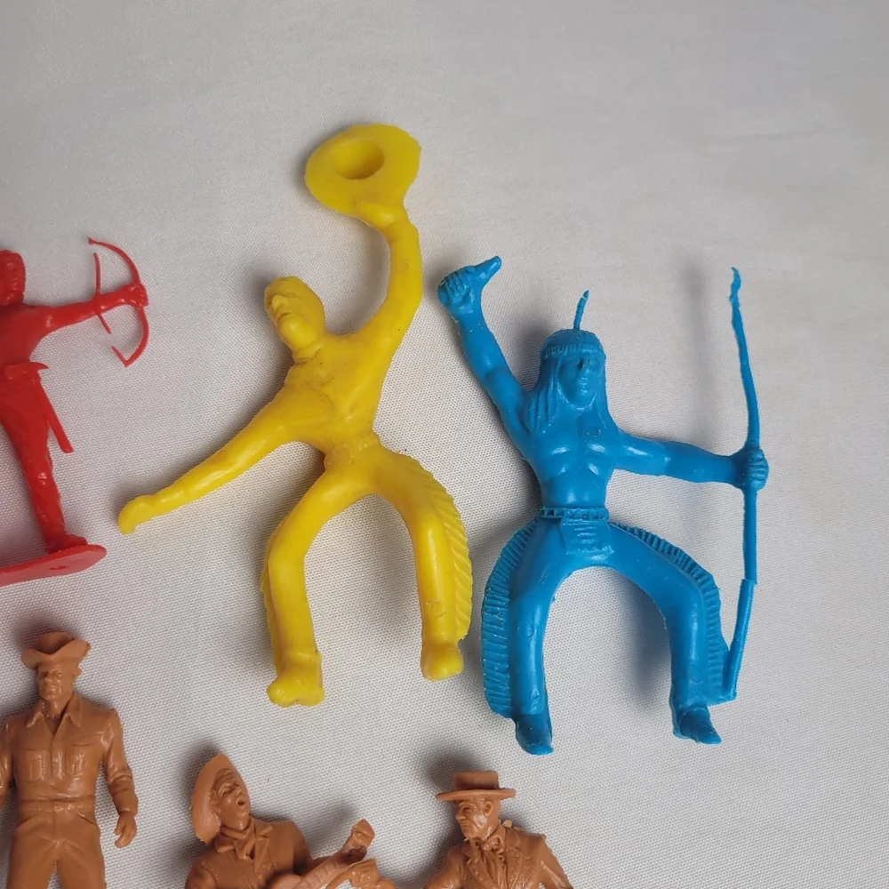 Vintage Cowboys & Indians Plastic Toy Figures Lot Of 33